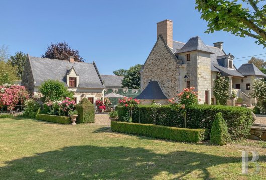 pays-de-loire - A Renaissance dwelling with guesthouses, outbuildings and a French formal garden, in a village near the River Loire, 30 minutes from the city of Angers