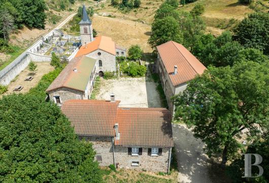 auvergne - En Haute-Loire, face à la chapelle de l'ancienne abbaye cistercienne de Clavas, trois maisons, d'une surface totale de 1 340 m², dans un pré de 1,2 ha