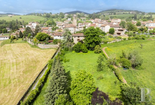 rhones-alps - À 30 min de Lyon, dans une cité médiévale, le doyenné de l'abbaye de Teylan, rénové en logements