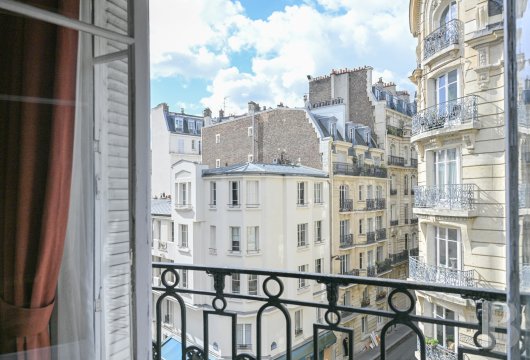 paris - Dans le 7e arrondissement, quartier École-Militaire, près de l’Unesco, un appartement traversant de 135 m² du début du 20e s., vendu occupé