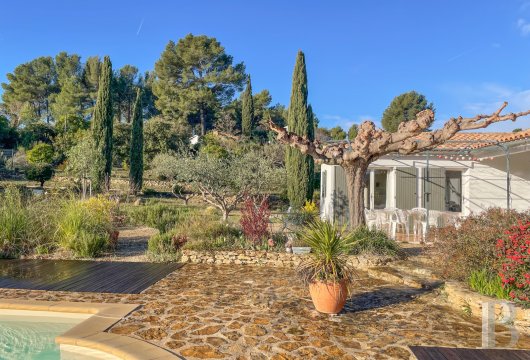 paca - À 20 min à l'ouest de Toulon, au calme d'un terrain de 5000 m² clos et arboré,  une lumineuse maison de plain-pied, avec piscine et dépendances