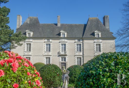brittany - À 10 min de Rennes, avec ses dépendances et son parc de 3 ha, un château d'époque Louis XIII, inscrit MH