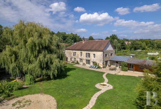 picardy - A 16th-century watermill with an outhouse, a river and a walled garden, 35 minutes north of Paris and 20 minutes from Paris Charles de Gaulle airport