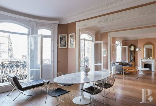 paris - Dans le 17e arrondissement, à 300 m du marché Poncelet,  un appartement de 210 m², seul au 2e étage, au sein d’un immeuble Art nouveau