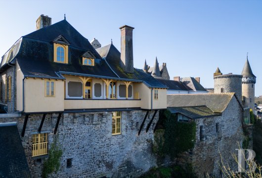 bretagne - Dans une cité des Marches de Bretagne, 
 un hôtel particulier du 16e s., sur la place d'un château médiéval