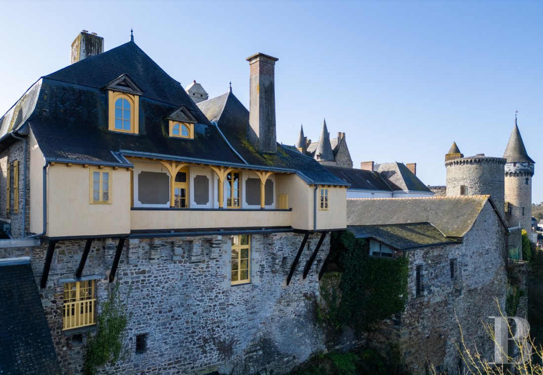 hôtels particuliers &agrave; vendre - bretagne - Dans une cité des Marches de Bretagne,  un hôtel particulier du 16e s., sur la place d'un château médiéval