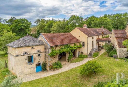 bourgogne - En Côte-d'Or, dans la vallée de l'Ozerain, à proximité de Flavigny,
 un moulin restauré du 18e s., ses dépendances et son terrain de plus de 5 ha
