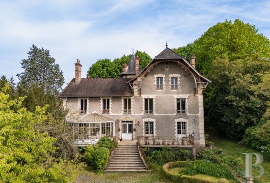 ile-de-france - Dans le parc régional du Gâtinais, en Seine-et-Marne et à 50 km de Paris,  une maison d'artiste du début 20e s., dans un jardin de 2700 m²