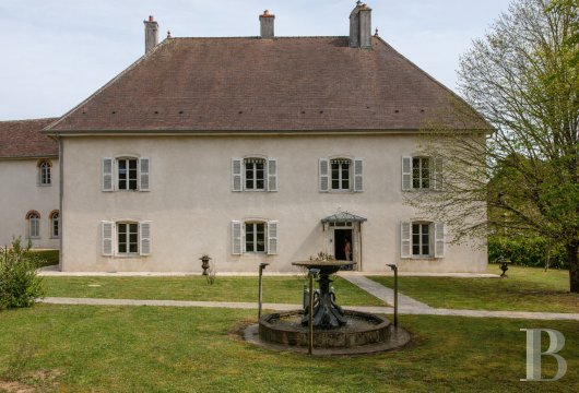 franche-comte - Entre Dijon et Besançon, dans un parc de 1 ha, une maison de maître, sa maison d'amis et ses dépendances au passé industriel