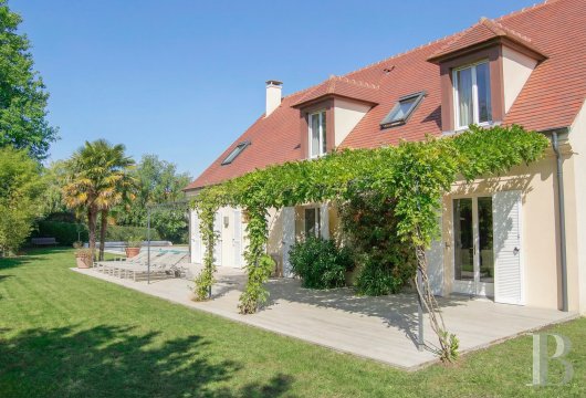 paris - A 260-m² recently built house, with a swimming pool, in a 2,400-m² garden, in Chambourcy, on a private lane