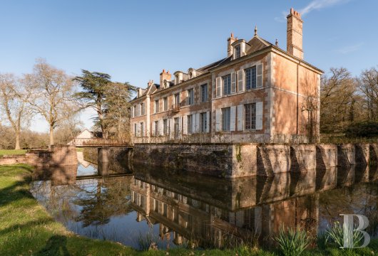 center-val-de-loire - À 1 h 30 de Paris, en Sologne, un château du 18e s. avec ses douves en eau,   ses communs, son parc et ses 35 ha de bois
