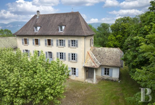 rhones-alps - En Isère, aux portes de la Vallée Bleue et du Parc naturel de la Chartreuse,
 une maison dauphinoise du 18e s. et son terrain de plus de 5 000 m²
