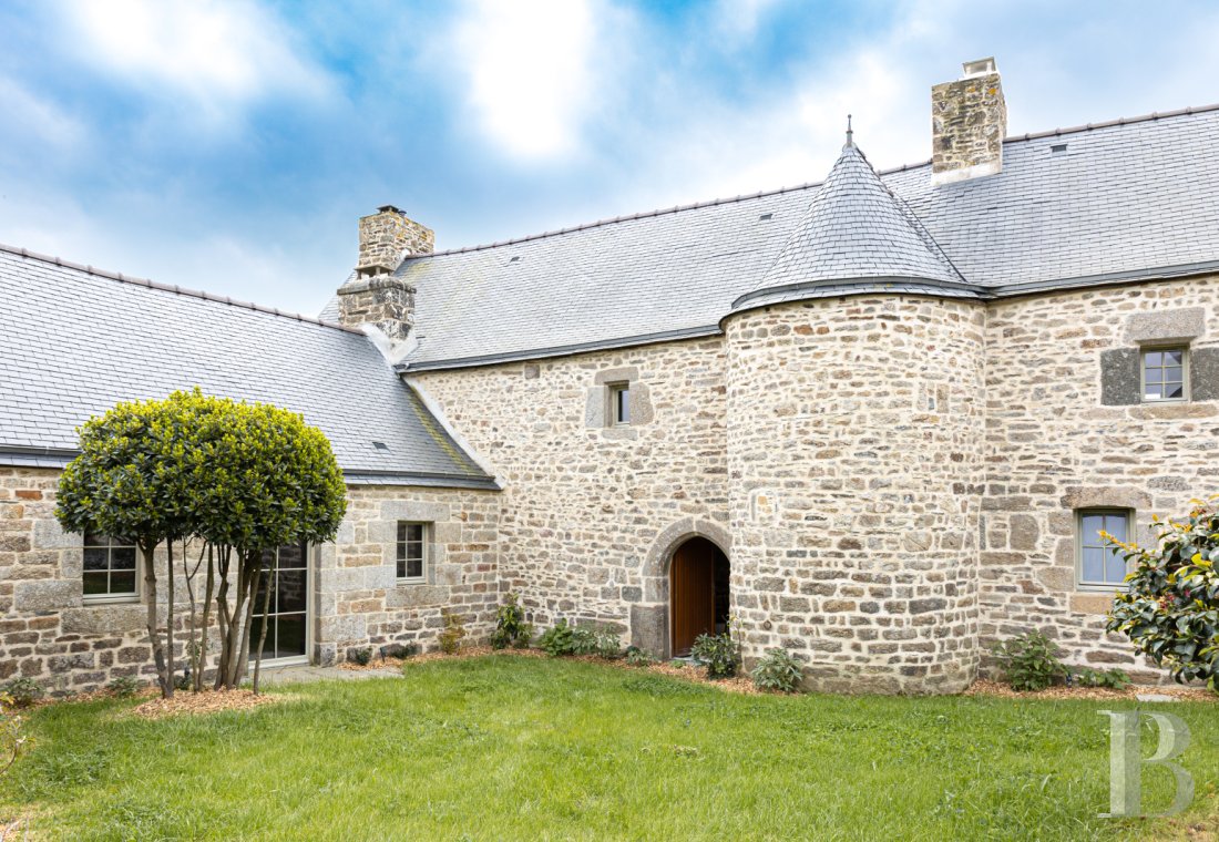A late 16th-century manor house in the heart of a village near the Pink Granite Coast in the Trégor region - photo  n°2