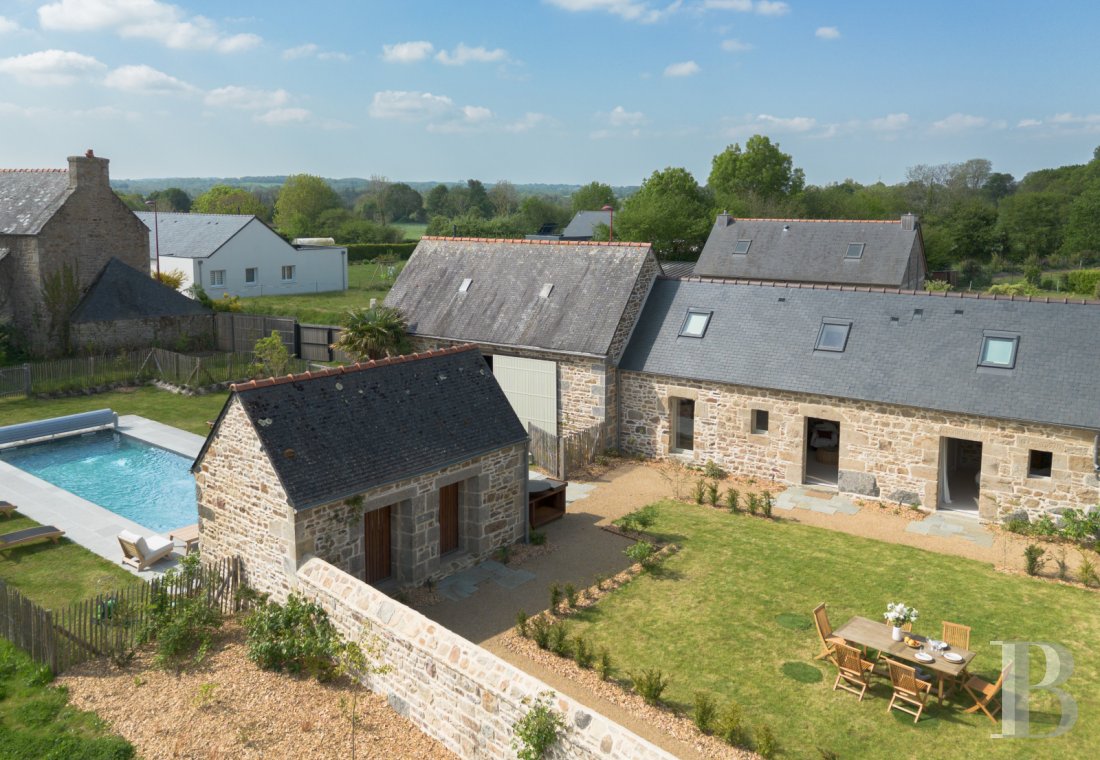A late 16th-century manor house in the heart of a village near the Pink Granite Coast in the Trégor region - photo  n°3