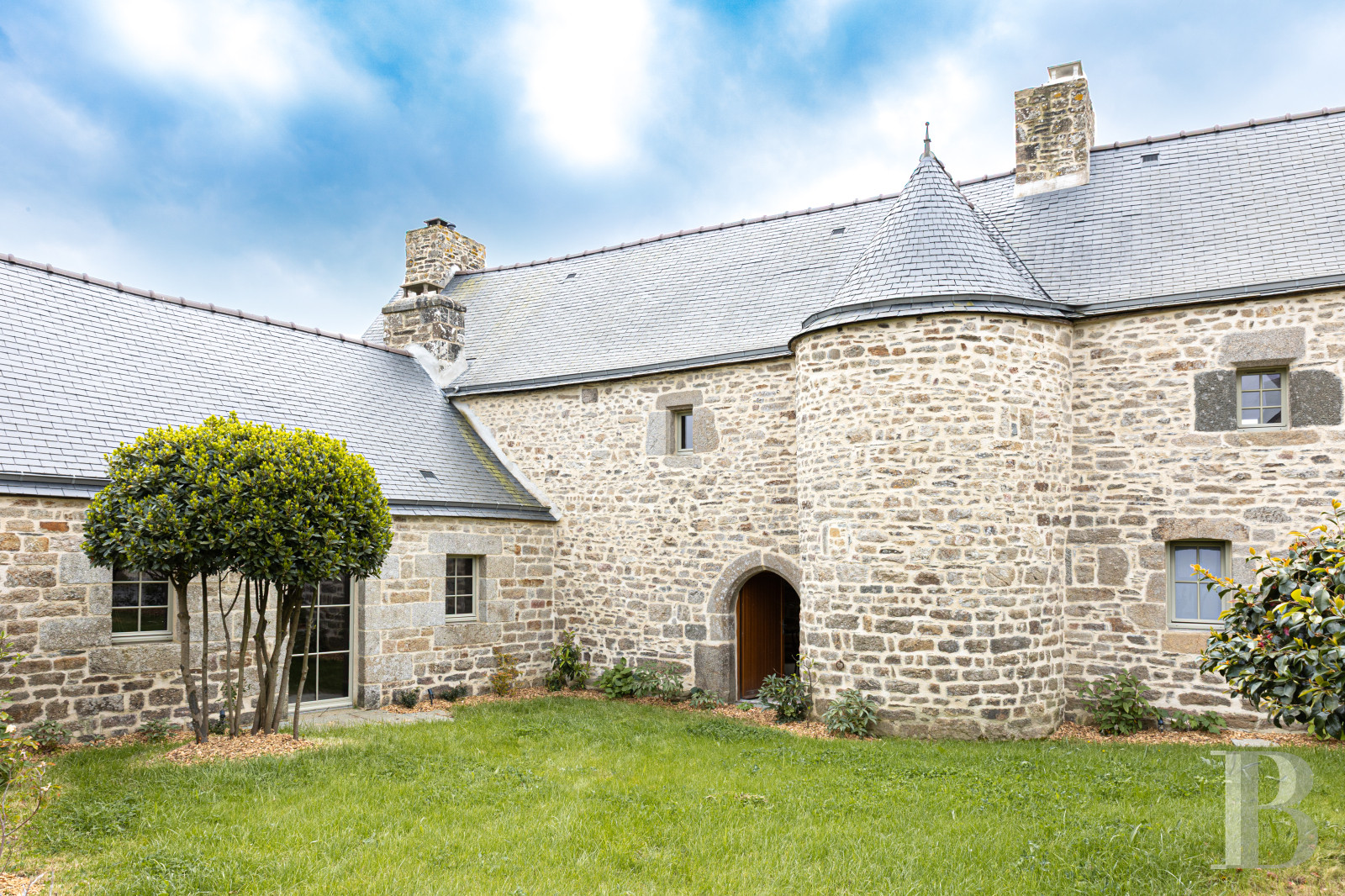 A late 16th-century manor house in the heart of a village near the Pink Granite Coast in the Trégor region - photo  n°2