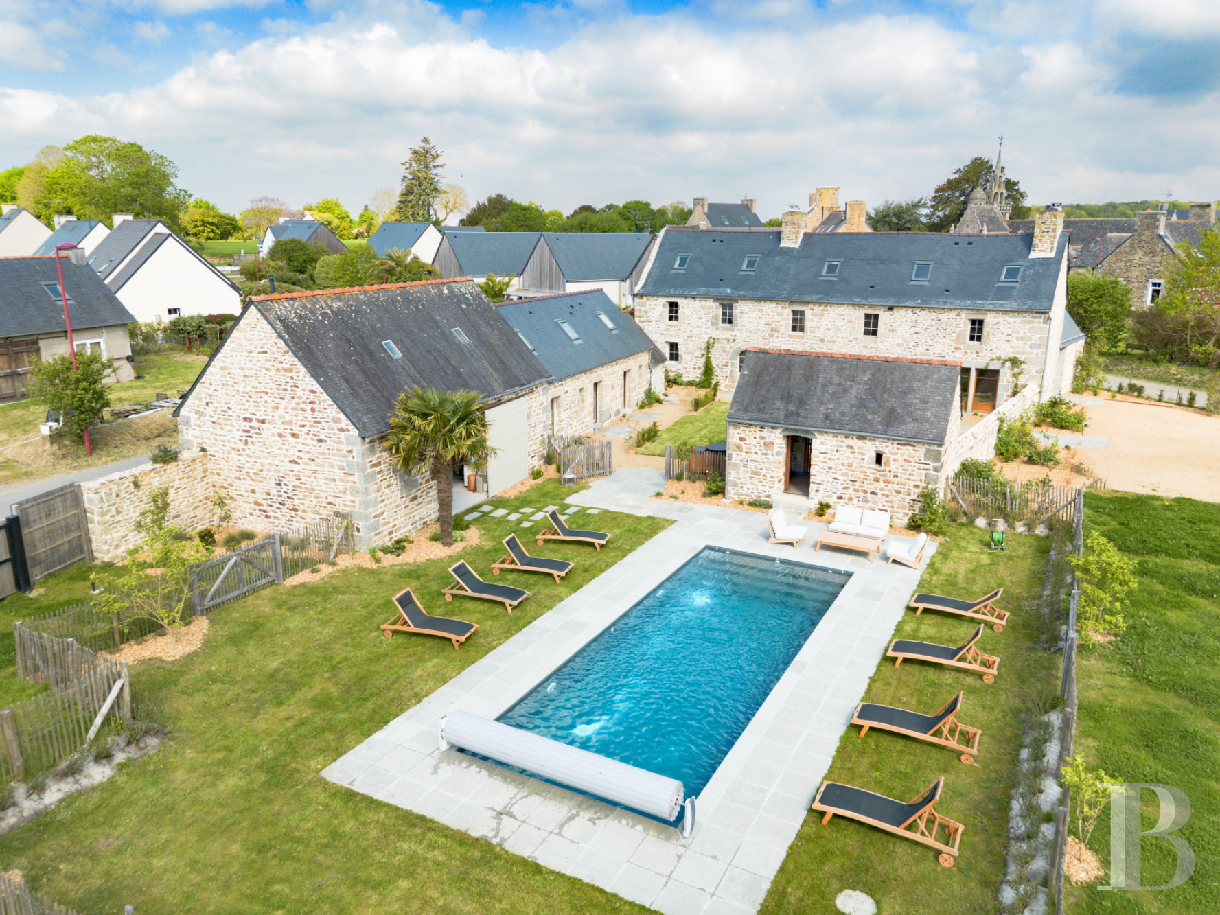A late 16th-century manor house in the heart of a village near the Pink Granite Coast in the Trégor region - photo  n°1