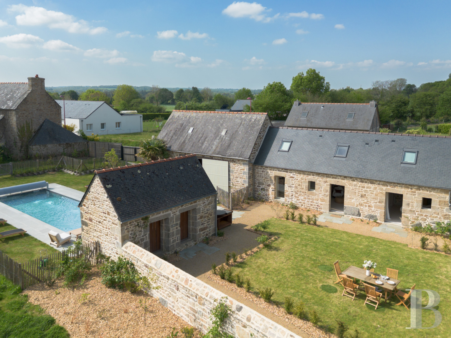 A late 16th-century manor house in the heart of a village near the Pink Granite Coast in the Trégor region - photo  n°3