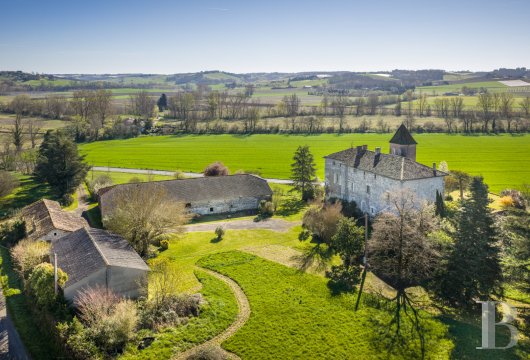 midi-pyrenees - Dans le Quercy blanc, un château médiéval remanié à réhabiliter,  sa terrasse, ses jardins, ses dépendances et ses terres