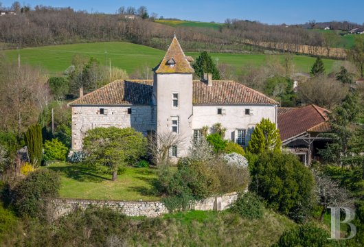 midi-pyrenees - A converted medieval castle to be restored, with a terrace, gardens, outbuildings and land in the Quercy sector