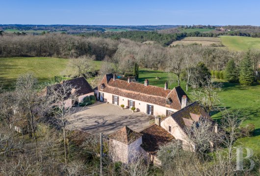 aquitaine - Dans la campagne, aux abords de Périgueux, sur près de 7 ha,  une chartreuse du 17e s. et sa maison de gardien