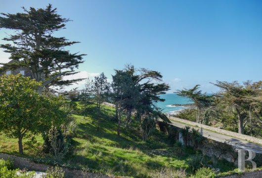 brittany - A late 19th-century villa in an almost 2,000-m² garden, in the upper part of a seaside resort on the coast of the Penthièvre sector