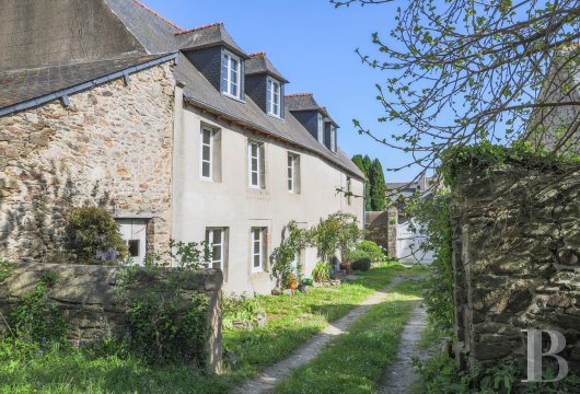 brittany - Dans un village des bords de Rance,  une authentique maison de maître des 16e et 17e s. et son parc clos de murs
