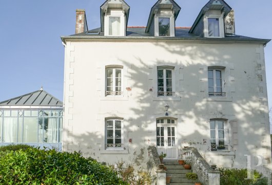 bretagne - Dans une station balnéaire prisée de la côte d’Émeraude,  une demeure familiale du 19e s. et son parc arboré