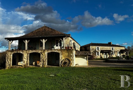 aquitaine - Dans le nord du Lot-et-Garonne, un domaine rural du 15e s.  entièrement rénovée avec sa piscine et ses 4 ha de terrain