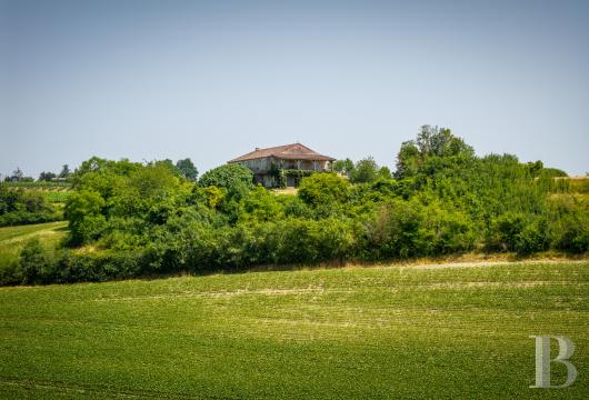aquitaine - Dans le nord du Lot-et-Garonne, un domaine rural du 15e s., avec piscine sur près de 4 ha et sa vue à 360 degrés