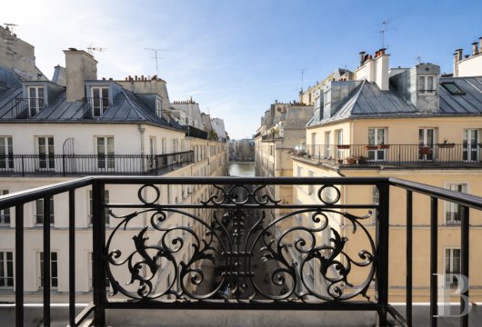paris - A 20m² Parisian studio apartment, masterfully renovated and bathed in natural light, nestled on Île Saint-Louis river island with a clear view