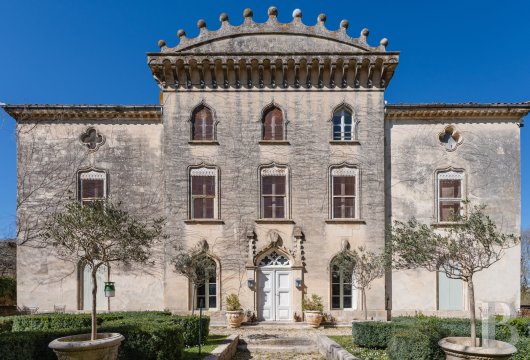 languedoc-roussillon - Proche de Montpellier, une « folie » dans le goût néogothique du 19e s., sa dépendance aménagée, sa piscine et son parc boisé de 4 ha clos de murs
