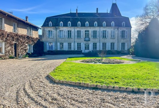 rhones-alps - Dans la Dombes, à 60 km de Lyon, dans un village, une demeure du 18e s. partiellement inscrite MH, ses dépendances et son parc de 1 ha