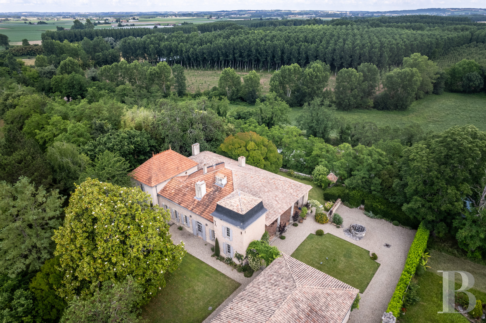 Dans le Lot-et-Garonne, au sud-est de Marmande, une demeure des 18e et 19e siècles en bordure du canal latéral de la Garonne - photo  n°1
