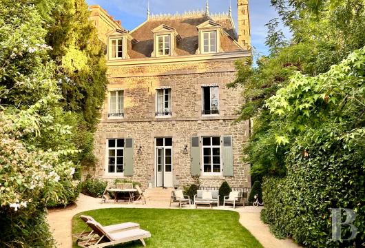 brittany - An imposing, renovated, 19th-century townhouse in a more than 1,200-m² garden, in Dinan, a short distance from the historical centre