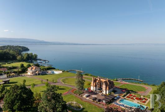 rhones-alpes - À 1 h de Genève, à proximité de la plage la plus citée du lac Léman, un manoir de la fin du 19e s., une villa, une maison d'hôtes et des dépendances