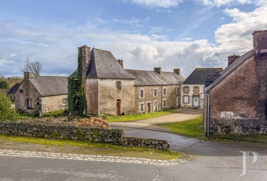 brittany - A 16th-century and early 20th century house to be restored, in a peaceful village in Central Brittany
