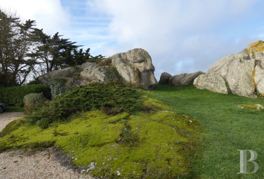 bretagne - Dans le Finistère, avec un jardin de 4000 m² et à 800 m de la plage,  une maison des années 1970, aux décors inspirés par Jacques Couëlle