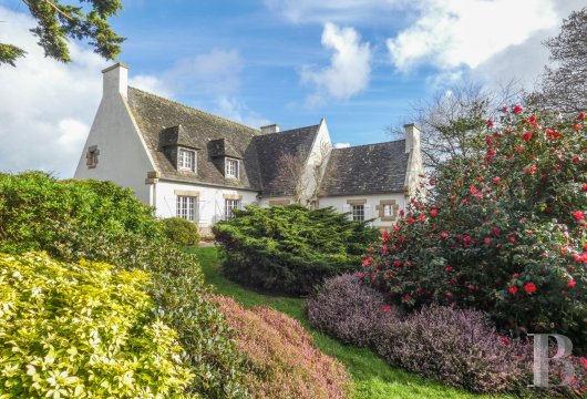brittany - Dans le Finistère, avec un jardin de 4000 m² et à 800 m de la plage,  une maison des années 1970, décorée par l'architecte Jacques Couëlle