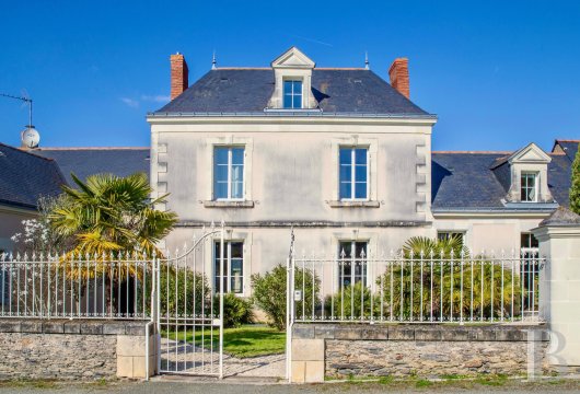 pays-de-loire - Dans une petite ville proche d'Angers, une maison du 19e s. récemment agrandie avec ses jardins et sa piscine