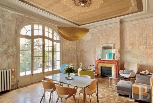 paca - À Marseille 4e, dans un hôtel particulier du début du 20e s., un trois-pièces de 93 m² en duplex avec terrasse et place de stationnement