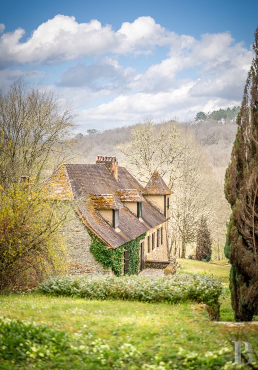 Character houses for sale - aquitaine - En Périgord noir, un domaine de 48 ha à l'écart du monde, avec maisons de maître et d'amis, piscine et un hameau à faire revivre, au milieu des bois
