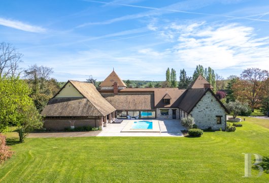 upper-normandy - À 1 h de l’ouest parisien, à la frontière de l’Eure et des Yvelines, un imposant manoir contemporain et son jardin de plus d’un 1 ha