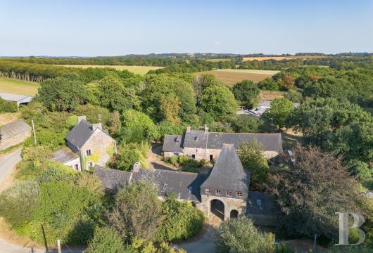 bretagne - En Bretagne, à 15 min du lac de Guerlédan,

 une ferme du 18e s., ses logis indépendants et son atelier d'artiste