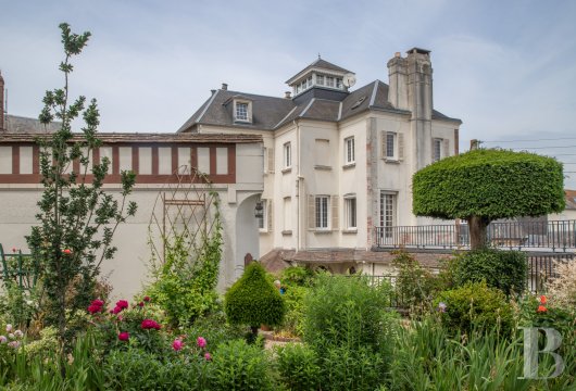 upper-normandy - En Seine-Maritime, dans le centre ville d'Eu, à 4 km du Tréport, une maison de ville avec jardin et dépendances