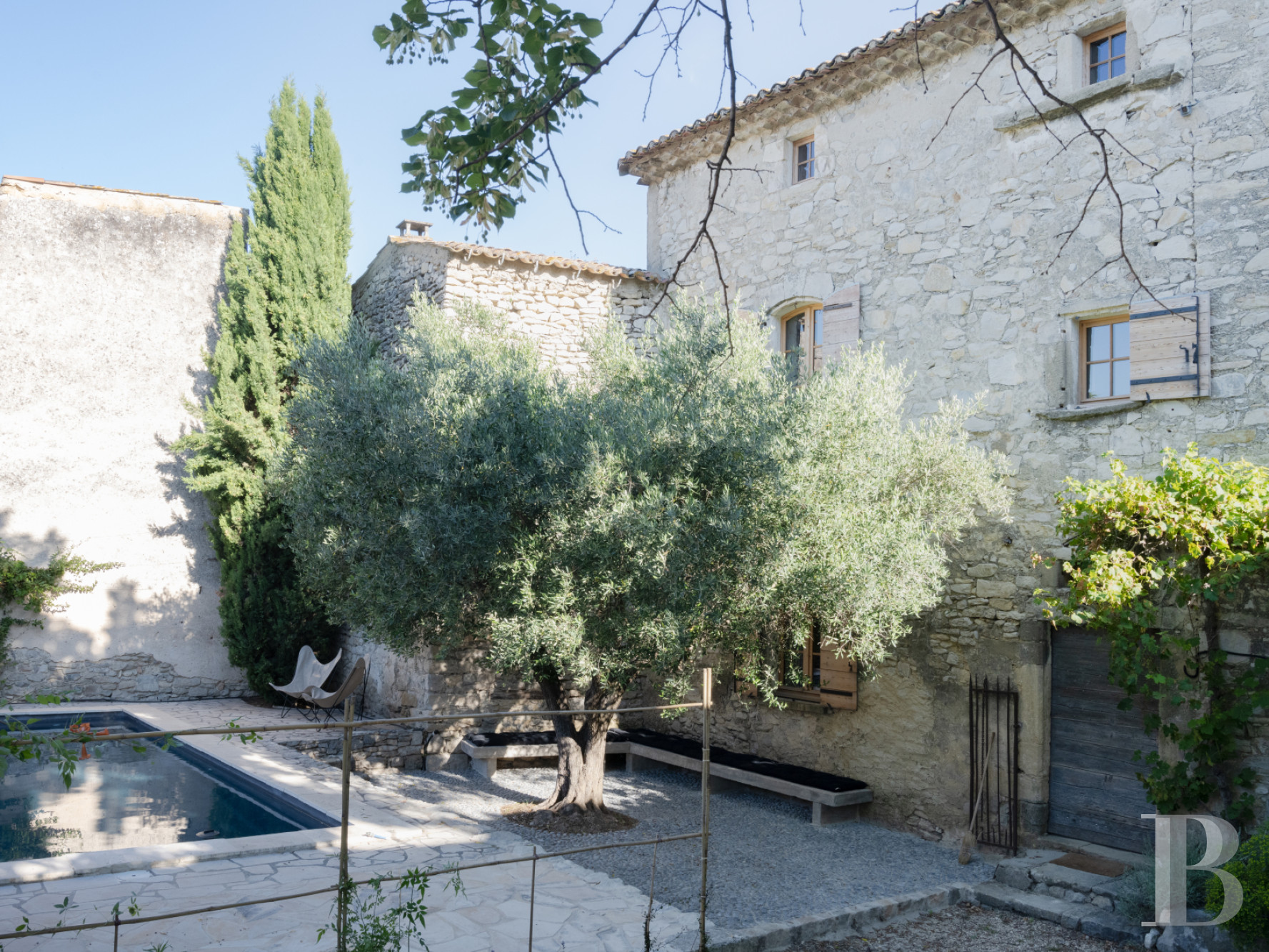 Dans le Gard, à Belvézet,  un ancien prieuré du 14e siècle au cœur du village - photo  n°1