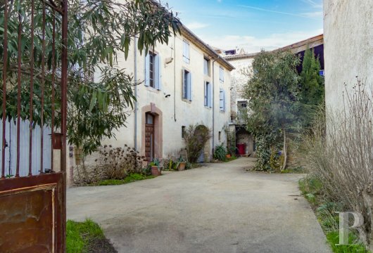 languedoc-roussillon - A late-19th-century house with a garden and outbuildings in a village  among vineyards and scrubland, 30 minutes north of Béziers in southern France