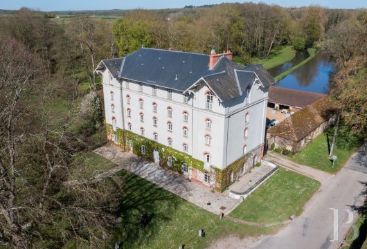 ile-de-france - Un moulin de 1850, transformé en propriété d'agrément de 1500 m², 

 ses dépendances et son parc de 4 ha bordés d’une rivière à 1h de Paris