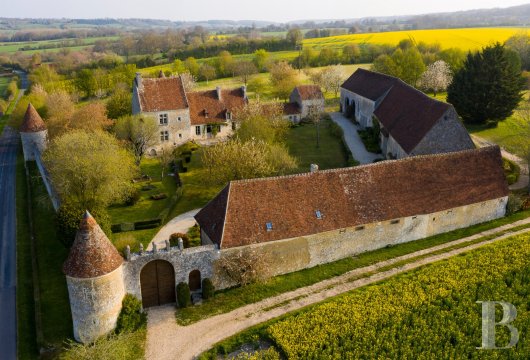 basse-normandie - Dans l'Orne, dans le paysage vallonné du Perche, un manoir restauré inscrit MH, protégé de hauts murs, et son jardin