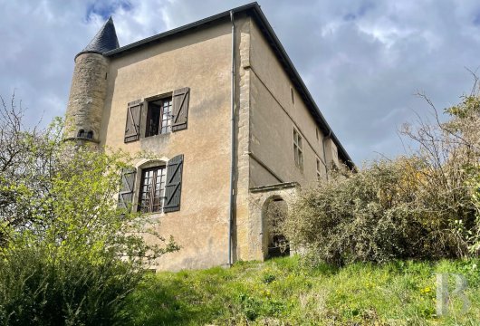 lorraine - Sur les pas de Jeanne d'Arc, un petit château de village du 16e s. IMH