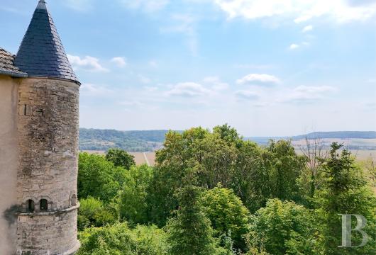 lorraine - Sur les pas de Jeanne d'Arc, un petit château de village du 16e s. IMH